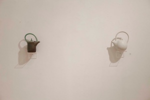 George Vavatsis. Teapots (left-porcelain, right-stoneware)
